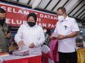 Risma Bagikan PKH Tunai di Kelurahan Pakis, Wakil Walikota Surabaya Armuji Bantu Jemput Warga