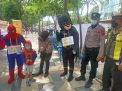 Jaga Kamtibmas, Dua Superhero Bantu Polsek Bubutan Jaga Pos Di Pasar Turi