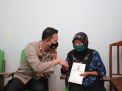 Lawan Jambret, Nenek-Nenek Dapat Penghargaan Dari Kapolres Kediri