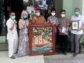 Pelukis Muda Gresik Beri Semangat Nakes Lewat Lukisan