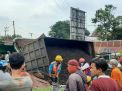 Dump Truk Seruduk 3 Warung di Gresik, Seorang Wanita Tewas Terjepit