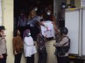 8 Box Vaksin Sinovac Dikirim ke Dinkes Surabaya, Dijaga Ketat Brimob