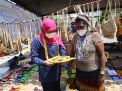 Pulang ke Jatim, Gubernur Khofifah Borong Noken di Pasar Mama-Mama Papua