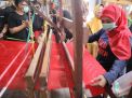 Teruskan Tradisi Tenun Ikat, Anak Muda Kediri Diapresiasi Khofifah