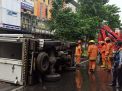 Truk Muat Buah Terguling di MERR Surabaya, Penyebabnya tak Cuma Licin
