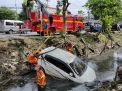 Nyetir Sambil Main HP, Mobil Agya Nyungsep ke Sungai