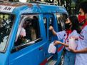 TMP Kota Malang Bagi-Bagi Takjil bagi untuk Pengendara di Jalan Kawi