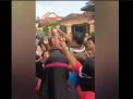 Viral, Aksi Pak Kades di Tulungagung Sebar Uang Timbulkan Kerumunan