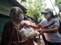 FOTO: Uci Flowdea Bagikan 100 Paket Sembako di Kampung 1001 Malam