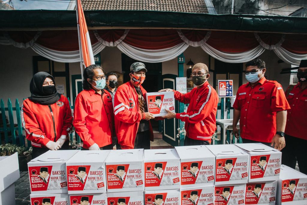 Foto dokumentasi kegiatan bakti sosial kader-kader PDI Perjuangan Surabaya di depan rumah kelahiran Bung Karno, di Pandean Gang IV, dan di kawasan rumah indekos HOS Tjokroaminoto di kampung Peneleh tahun 2020 lalu.