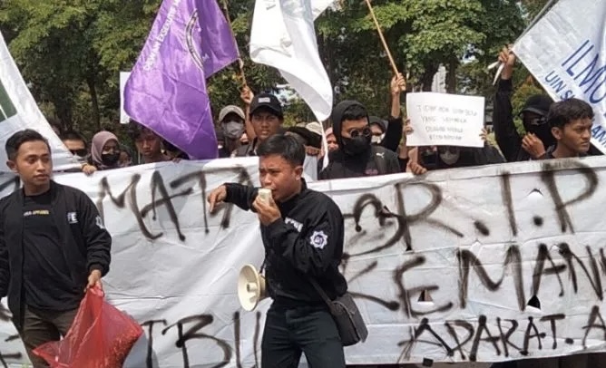 Ratusan mahasiswa dari Fakultas Ekonomi dan Bisnis Universitas Islam Negeri Sunan Ampel Surabaya menggelar aksi damai di depan Mapolda Jawa Timur, Rabu, untuk menuntut pencopotan Kapolda Jatim pascatragedi Kanjuruhan. 