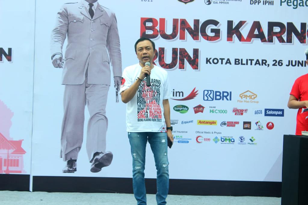 Wakil Bupati Blitar Rahmat Santoso saat memberikan sambutan di acara Bung Karno Run 2022 di Istana Gebang, Kota Blitar, Minggu (26/6/2022)