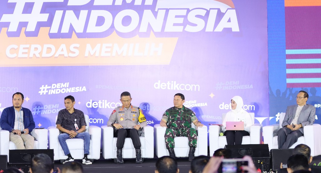 Rektor UNAIR, Prof. Mohammad Nasih (paling kanan) saat hadir menjadi salah satu pembicara dalam dalam gelar wicara bertajuk ‘#DemiIndonesiaCerdasMemilih’. ( Diskominfo )