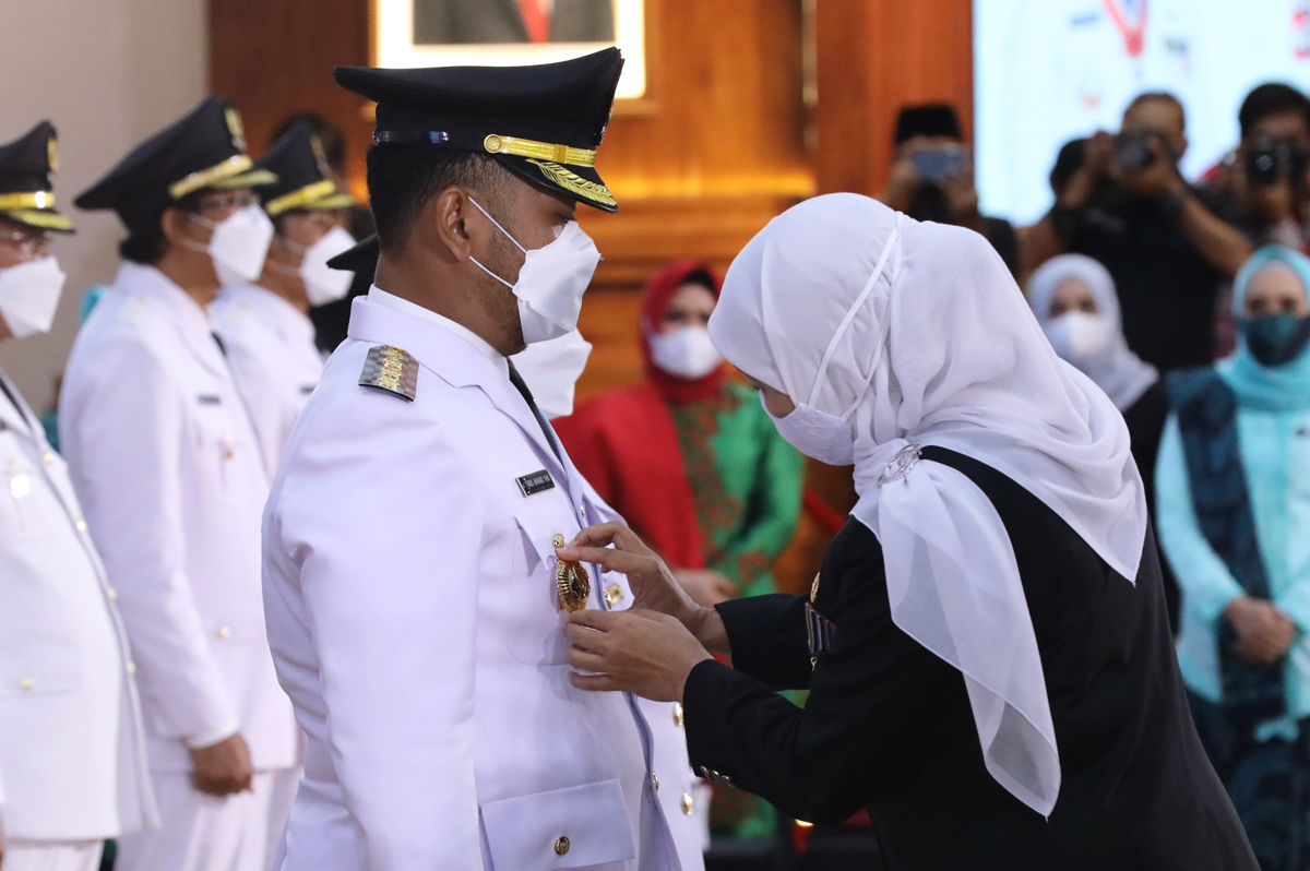 Bupati baru Gresik, Fandi Akhmad Yani saat dilantik Gubernur Jawa Timur, Kofifah Indarparawansa, Jumat (26/2/2021) di Gedung negara Grahadi, Surabaya. (Dok Pemkab Gresik)