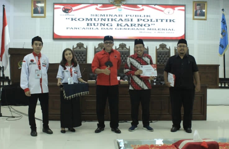DPC Taruna Merah Putih Kota Malang menggelar seminar Komunikasi Politik Bung Karno Pancasila dan generasi milineal, berlangsung di ruang sidang DPRD Kota Malang, Minggu ( 3/7/2022)