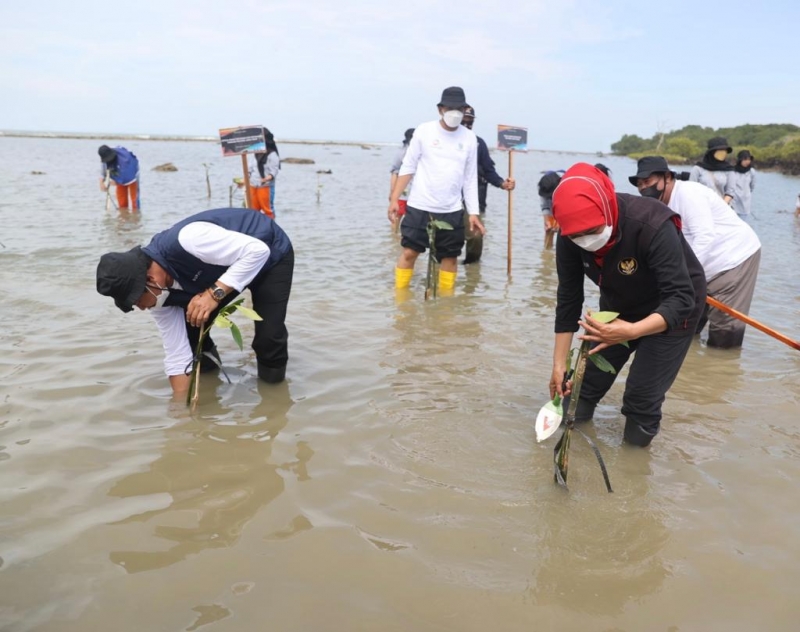 Gubernur Jawa Timur, Khofifah Indar parawansa dalam acara Yuk Ke Laut! di Pantai Pengkolan, Desa Kandang Semangkong, Kec. Paciran, Kab. Lamongan, Minggu (12/12/2021).