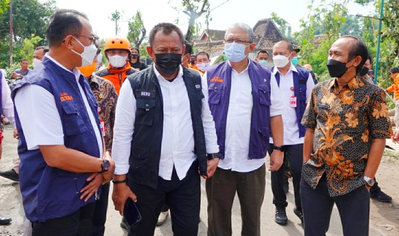 Plh. Sekdaprov Jatim Heru Tjahjono (rompi hitam) saat meninjau lokasi terdampak di Desa Sidomulyo, Kecamatan Wonoasri Kabupaten Madiun, Kamis (16/12/2021).