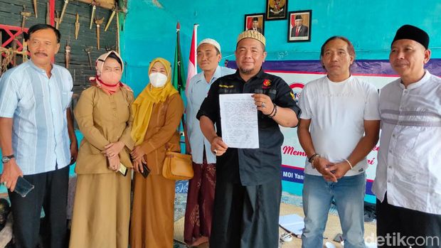 Nur Hudi Didin Arianto (dua dari kanan) Anggota DPRD Fraksi NasDem Gresik yang jadi tersangka pria menikahi domba. Baca artikel detikjatim, "Sosok Kader NasDem Gresik yang Jadi Tersangka Kasus Pria Nikahi Domba" selengkapnya https://www.detik.com/jatim