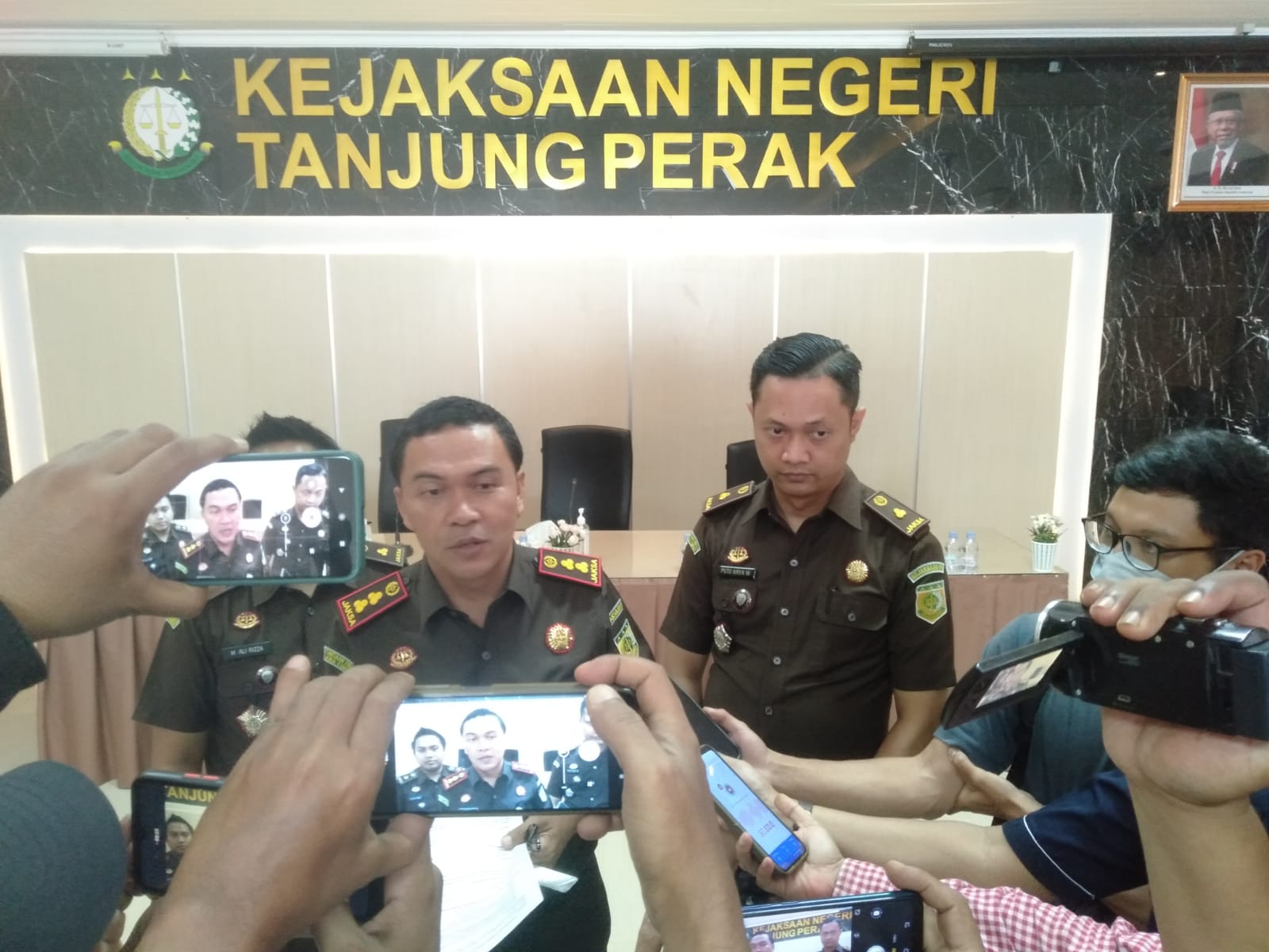 Kajari Tanjung Perak I Ketut Kasna Dedi (dok: pojok kiri)