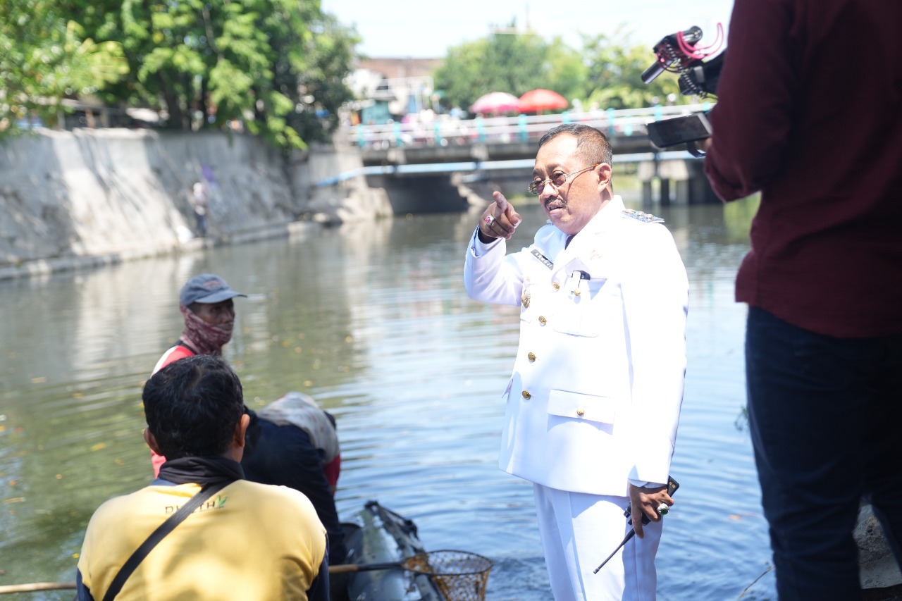 Wakil Walikota Surabaya Armuji meluncur ke Kali Kedinding Kecamatan Kenjeran untuk menindaklanjuti keluhan masyarakat