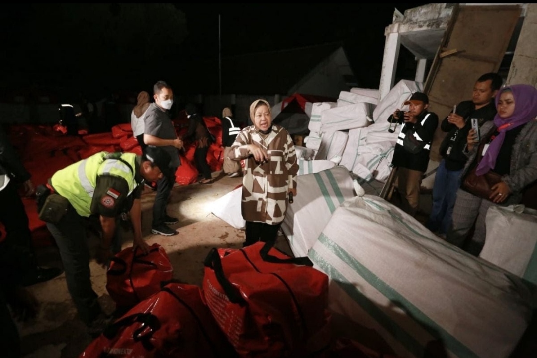Mensos Tri Rismaharini saat mendatangi Kabupaten Cianjur untuk menyalurkan logistik bagi korban gempa 