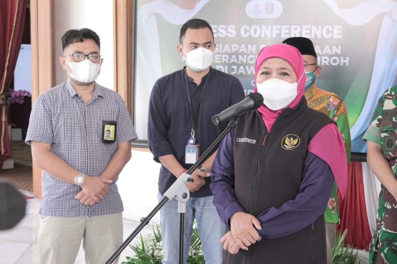 Gubernur Khofifah usai mimpin Rapat Koordinasi (Rakor) Pembukaan PPIU dari Bandar Juanda di Gedung Negara Grahadi, Surabaya.