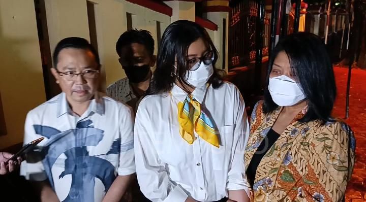 Istri Ferdy Sambo, Putri Candrawathi ditemani anak dan kuasa hukumnya