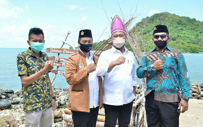 Bupati Gresik Fandi Akhmad Yani di Pantai Selayar, Bawean.
