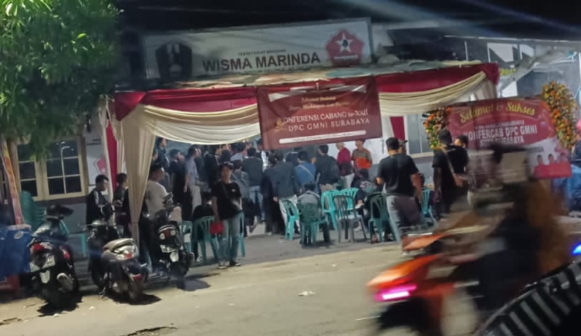 Konferensi Cabang DPC GMNI (Gerakan Mahasiswa Nasional Indonesia) Surabaya yang ke-XXII di Wisma Marinda (Markas GMNI Surabaya, red) Jl. Semolowaru, Rabu 16 November 2022 berlangsung ricuh