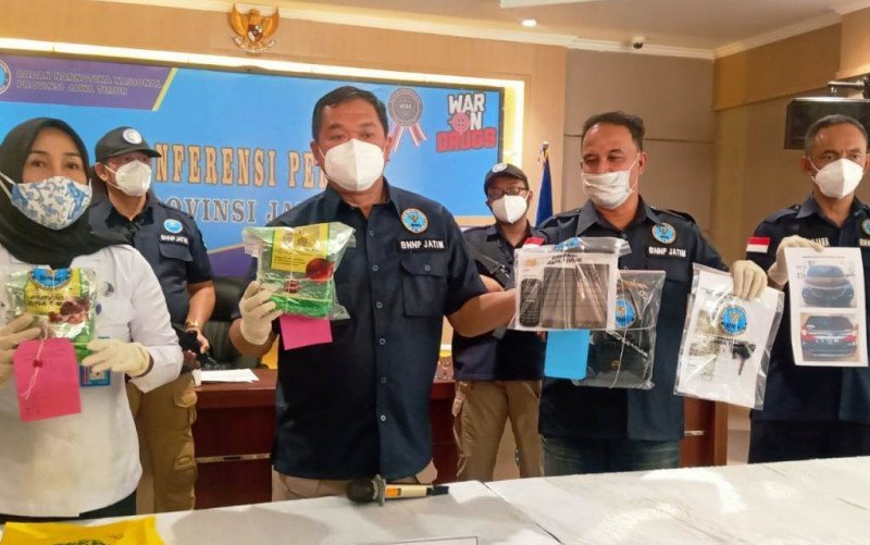 Kepala BNNP Jatim Brigjen Pol M. Aris Purnomo (tengah) menunjukkan barang bukti sabu-sabu yang disita dari kurir berinisial MM saat merilis kasus tersebut di Surabaya, Selasa (08/6/2021). (ant)