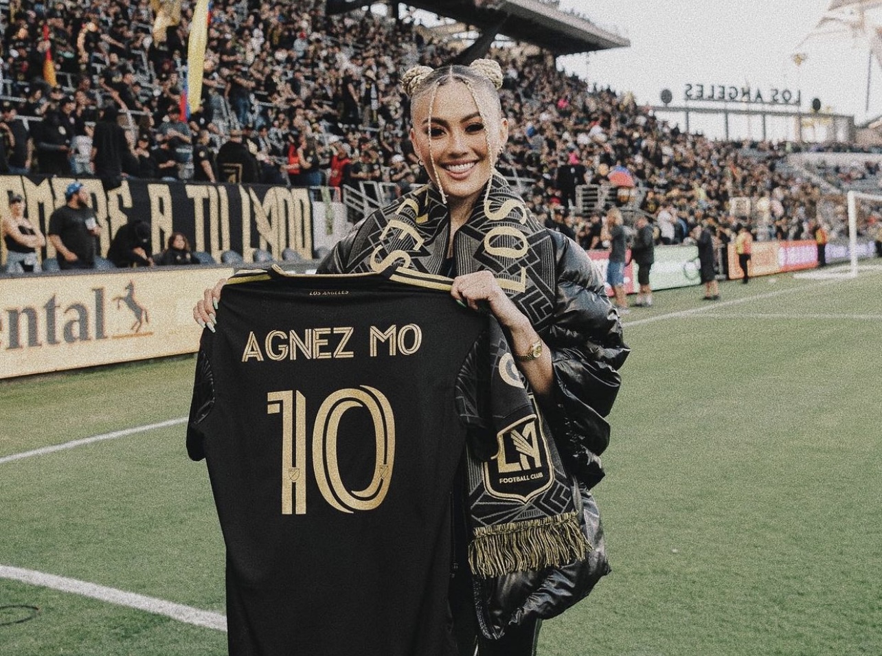 Agnez Mo Menerima Jersey Los Angeles FC Dengan Nomor Punggung 10