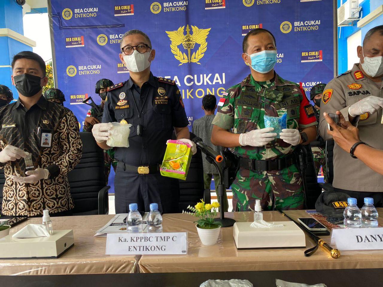 Tim Gabungan Satgas Pamtas Yonif 645/GTY, Bea Cukai Entikong, BNN RI, SGI, dan Unit Intel Kodim Gagalkan Penyelundupan Narkotika jenis Sabu Blue Ice seberat 494,2 gram