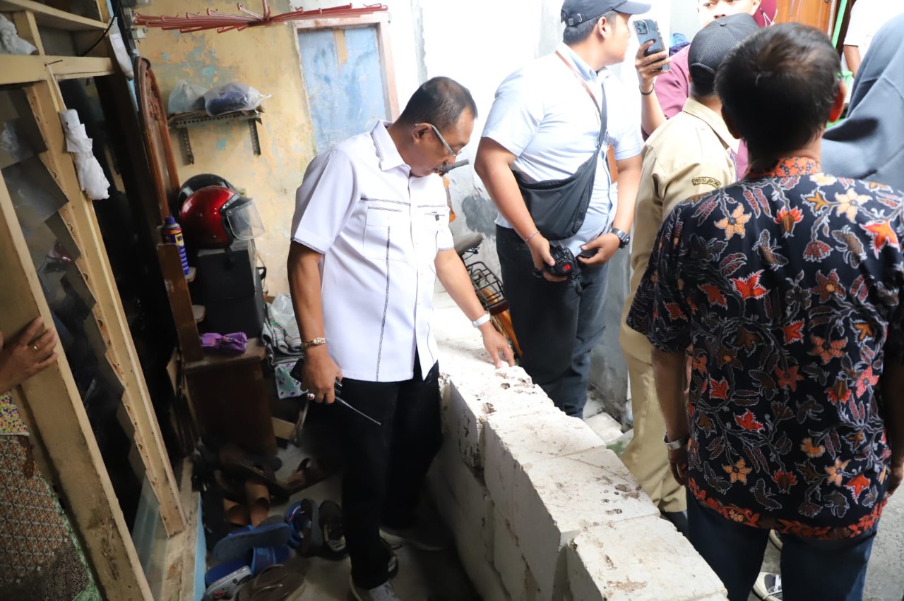 Wakil Wali Kota Surabaya, Armuji melakukan sidak ke rumah warga yang halamannya ditembok akibat perseteruan antar tetangga di Jl Nginden, Kecamatan Sukolilo, Surabaya. Selasa (3/1/2023)