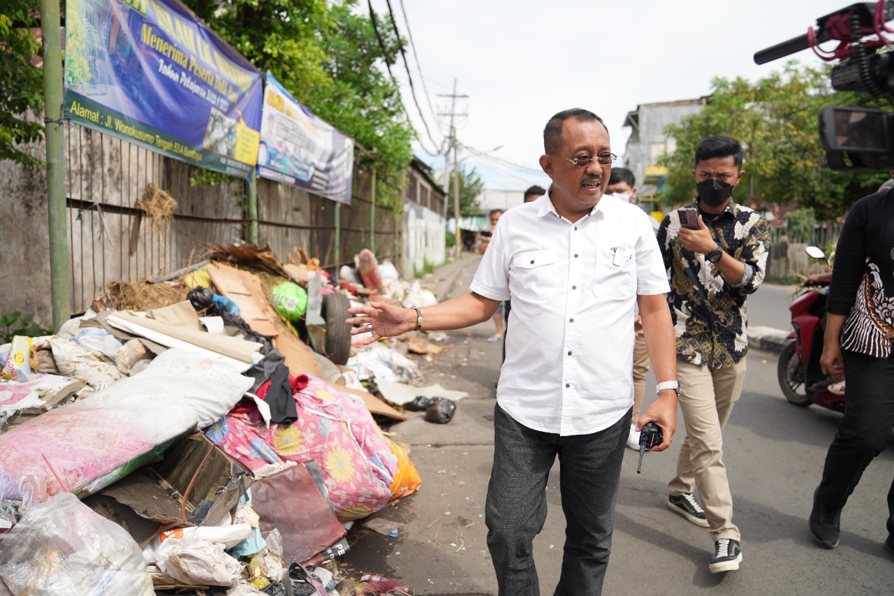 Wakil Walikota Surabaya Armuji meninjau lokasi tumpukan sampah yang berada di area padat penduduk