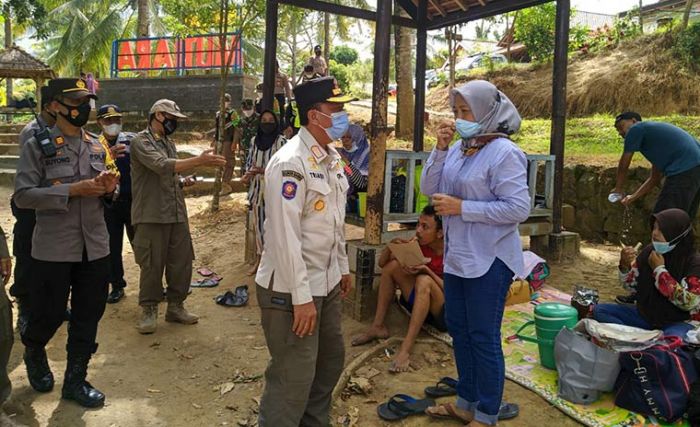 Razia prokes covid-19 di pantai selatan Trenggalek