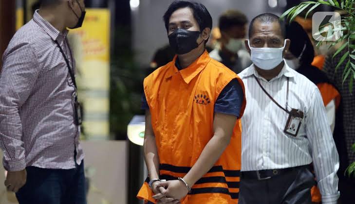 Bupati Penajam Paser Utara Kalimantan Timur, Abdul Gafur Mas’ud (tengah) usai rilis penahanan tersangka di Gedung KPK Doc : Liputan 6