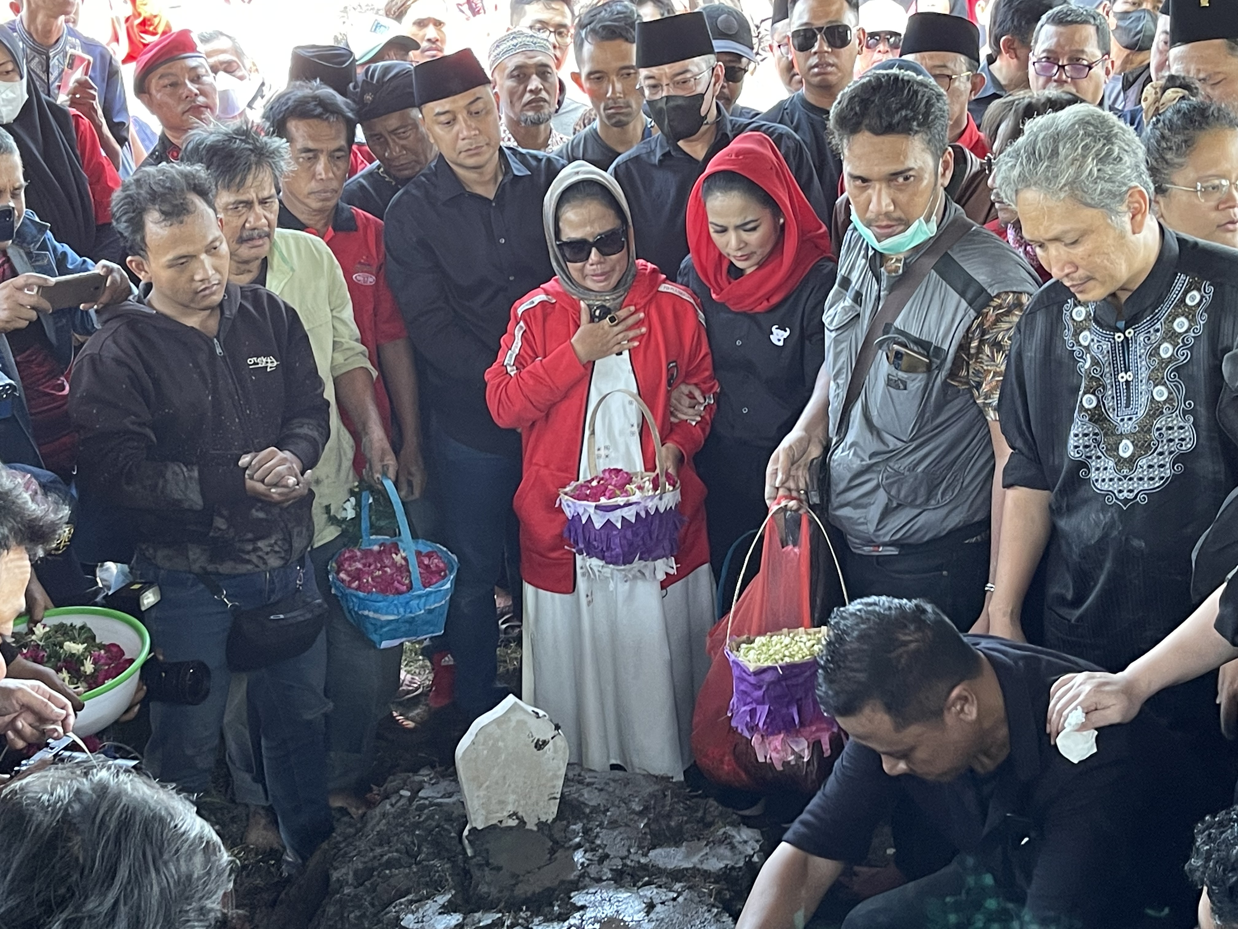 Kader-kader PDI Perjuangan Jawa Timur di Makam Keputih
