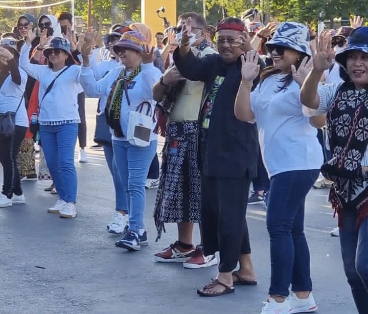 Wakil Walikota Surabaya Armuji mengikuti Pawai Kebudayaan yang di gelar di lingkungan Kantor Gubernur NTT.