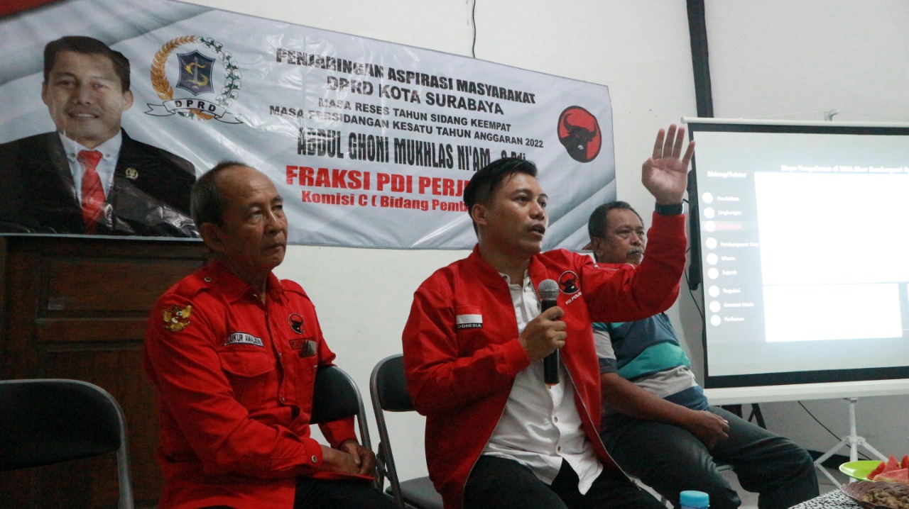 Anggota DPRD Surabaya, Abdul Ghoni Muhklas Ni'am menjaring aspirasi masyarakat melalui PDI Perjuangan kecamatan Bulak, di balai RT03 RW03 kelurahan Bulak, Kamis 13 Oktober 2022, malam