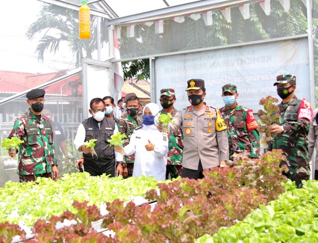 Sekdaprov Heru berserta rombongan Forkopimda saat meninjau langsung salah satu kawasan PPKM mikro percontohan di Kota Surabaya.