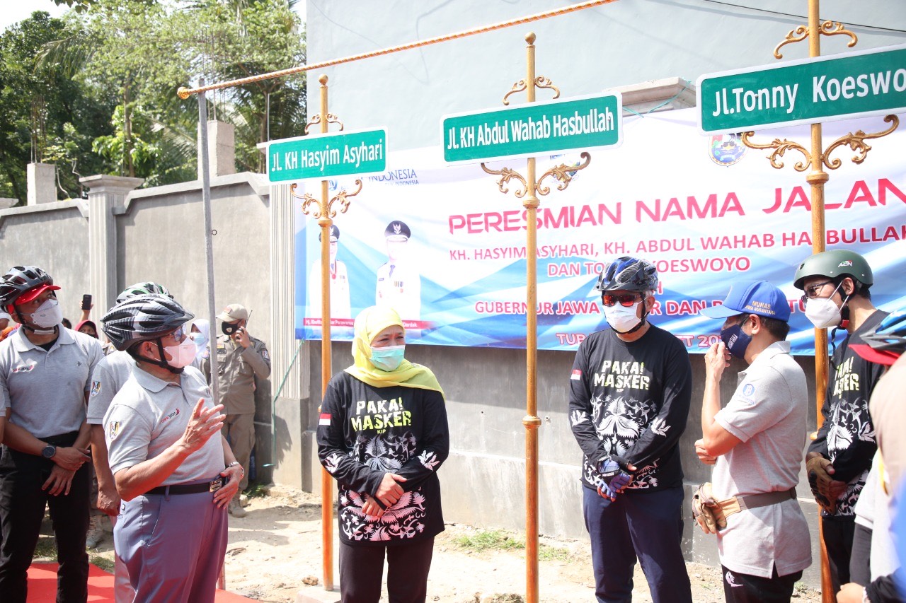 Kunjungan Gubenur Jatim Khofifah Indar Parawansa saat resmikan nama jalan baru. (At, Wiloto /ist/BACASAJA.ID)