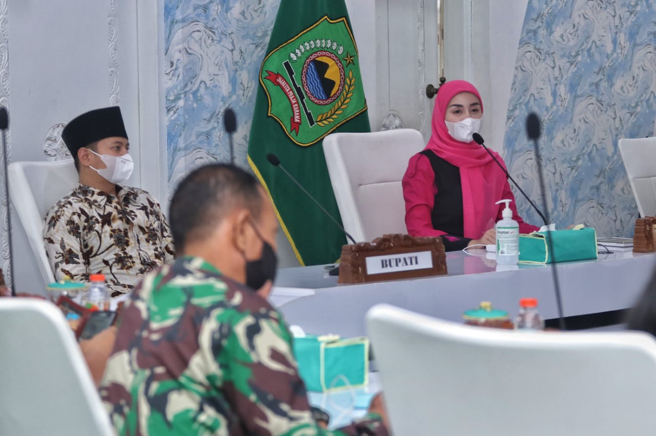 Suasana halal bihalal daring antara Bupati Trenggalek dan warga perantau.