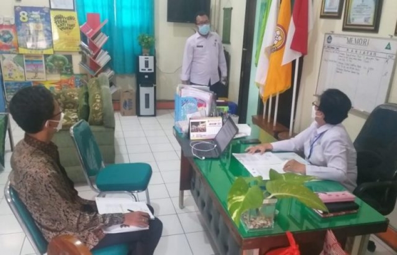 Ombusman RI saat mempersiapkan meja posko pengaduan buat PPDB di Jatim.