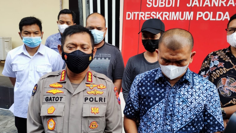Kabid Humas Polda Jatim, Kombes Pol Gatot Repli Handoko dan Dirreskrimum Polda Jatim Kombes Pol Kombes Pol Totok Suharyanto, saat menangkap pelaku Penendang Sajen di Polda Jatim.