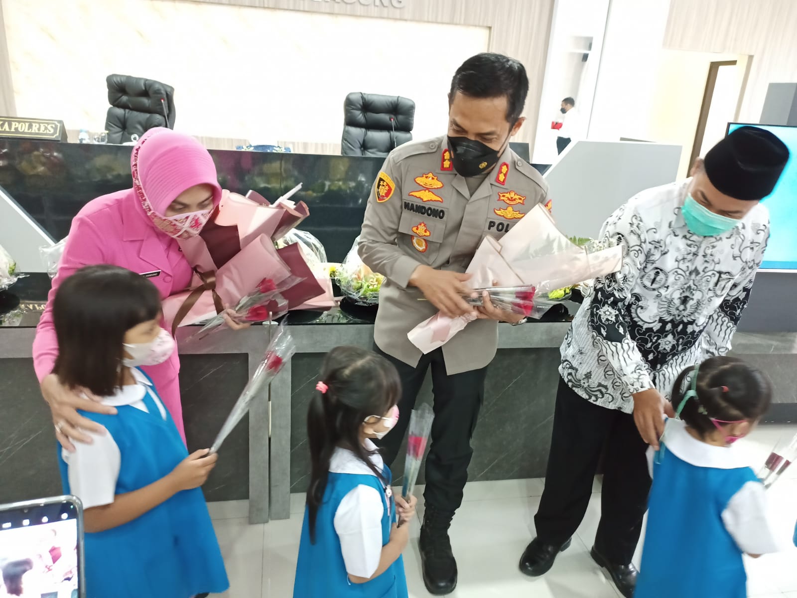 Kapolres Tulungagung, AKBP Handono Subiakto menerima karangan bunga ucapan hari Bhayangkara ke 76 di Mapolres Tulungagung