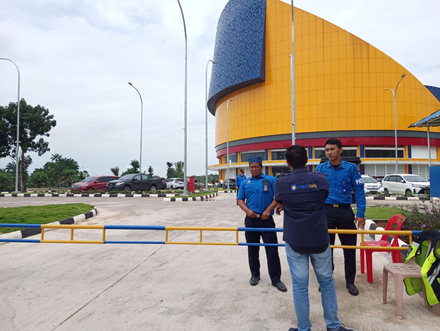 BP Batam melalui petugas Ditpam melarang wartawan masuk ke area lokasi masjid Tanwirun Naja (Tanjak). Kamis, (8/9)