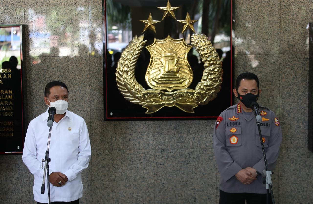 Kapolri Jenderal Listyo Sigit saat menerima kunjungan Menpora Zainudin Amali di Mabes Polri, Jakarta, Kamis (18/2/2021).