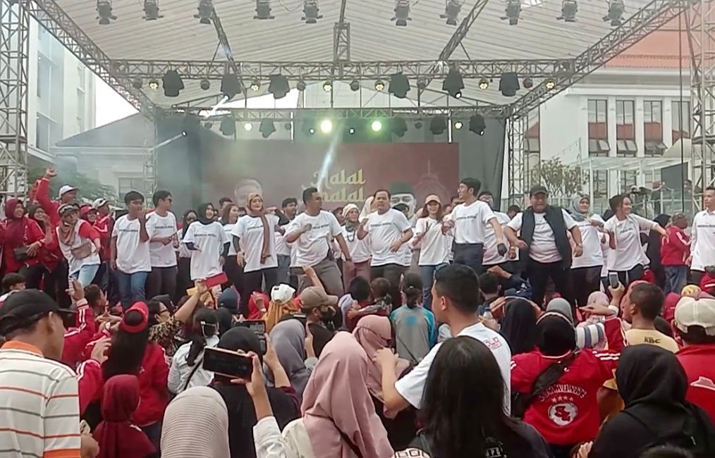 Kerja Indonesia Moeda melakukan Flash Mob di Balai Pemuda Surabaya