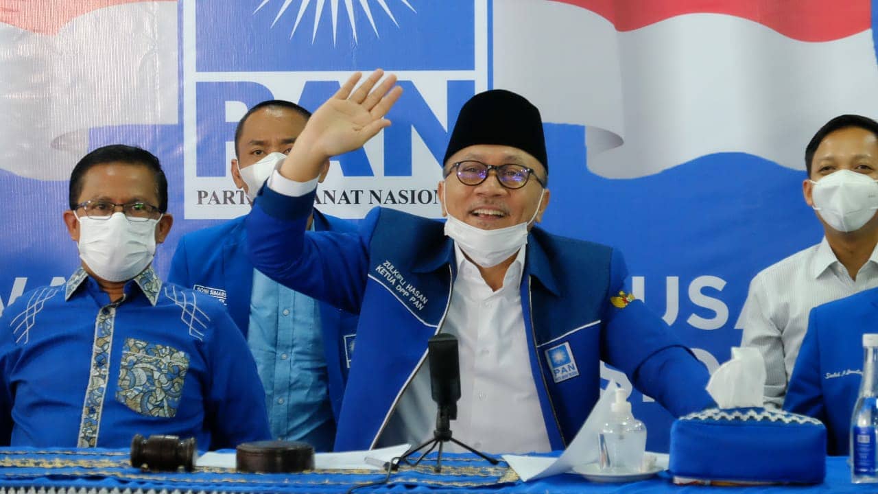 VIRTUAL: Ketua Umum DPP PAN Zulkifli Hasan saat memimpin rapat secara virtual dari Jakarta, Senin (21/12).