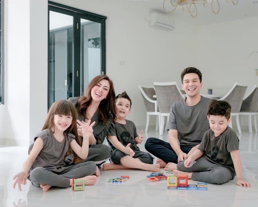 Keluarga Jonathan Frizzy dan Dhena Devanka. (Instagram)